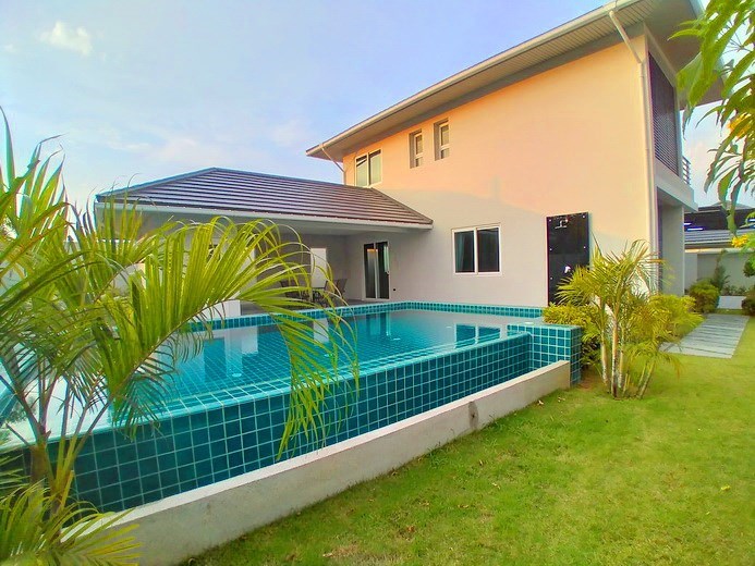 House for rent East Pattaya showing the house, garden and pool House for rent East Pattaya showing the house, garden and pool