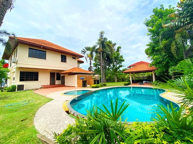 House for rent East Pattaya showing the house, garden and pool  