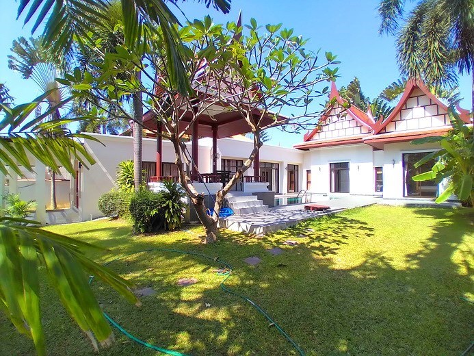 House for rent East Pattaya showing the house and garden 