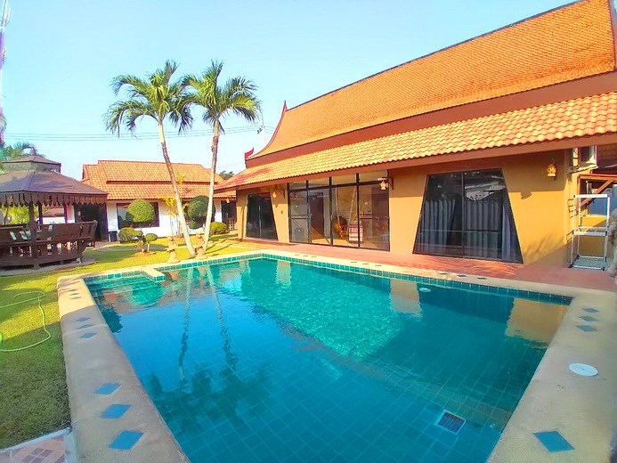House for rent East Pattaya showing the house, garden and pool 