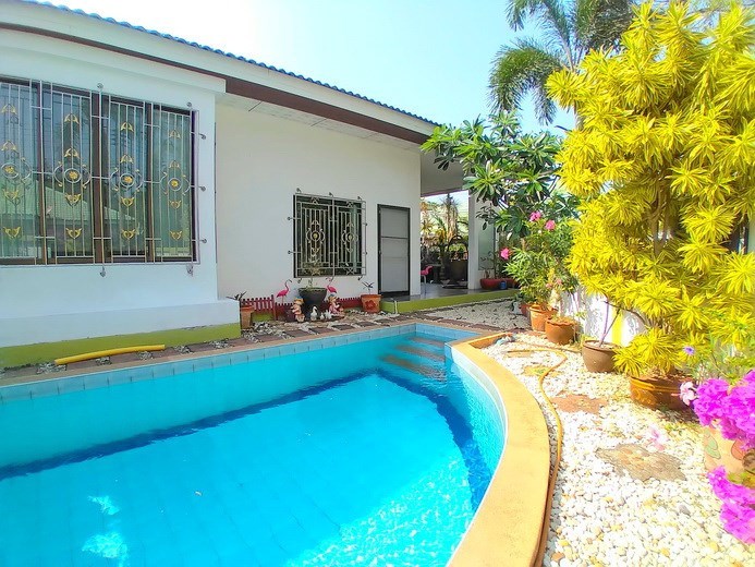 House for rent East Pattaya showing the house, pool and garden 