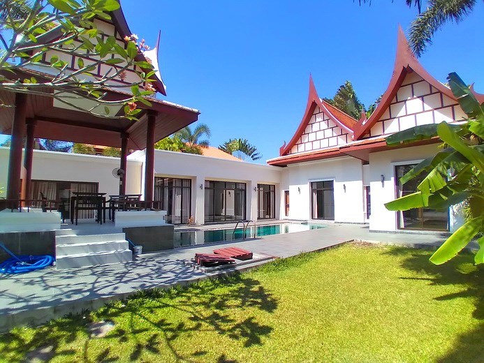 House for rent East Pattaya showing the house, sala and private pool 