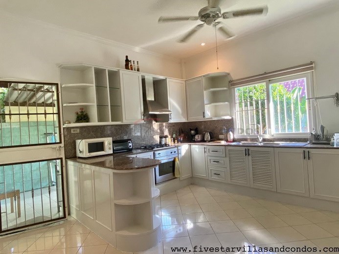 House for rent East Pattaya showing the kitchen House for rent East Pattaya showing the kitchen