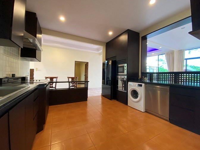 House for rent East Pattaya showing the kitchen and breakfast bar 