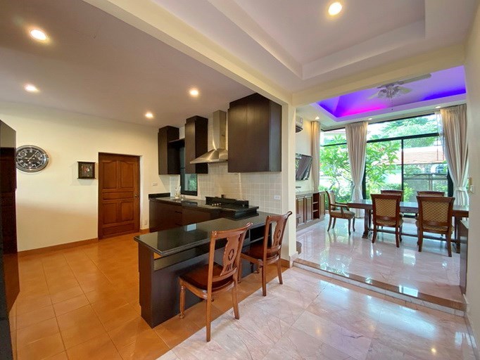 House for rent East Pattaya showing the kitchen and dining areas