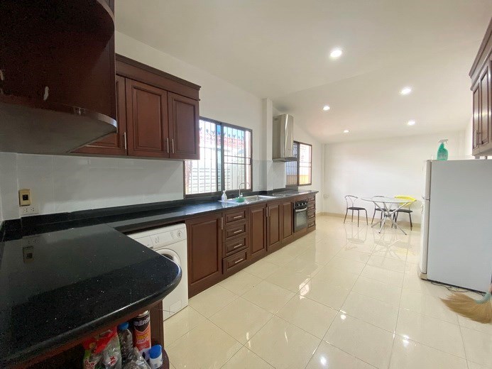 House for rent East Pattaya showing the kitchen and dining areas 