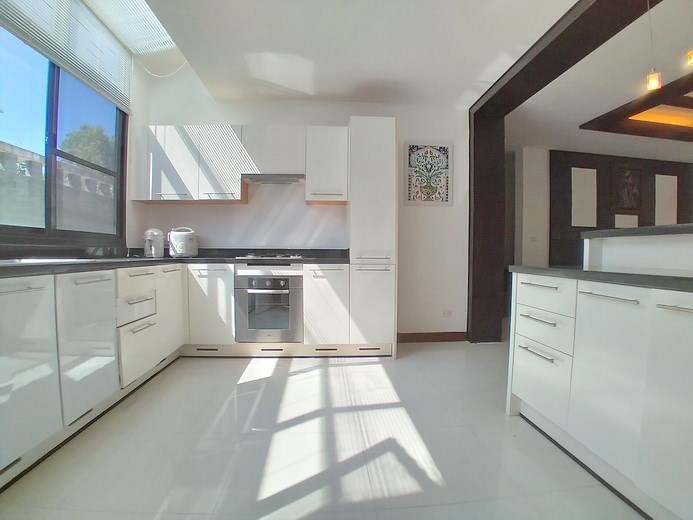 House for rent East Pattaya showing the kitchen