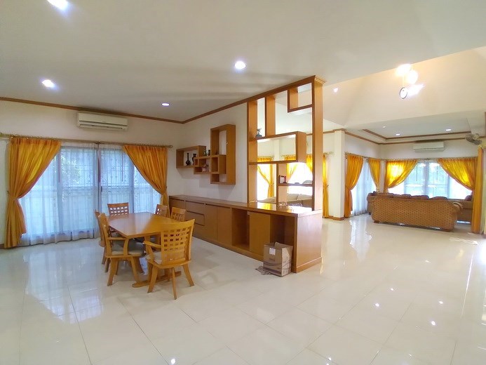 House for rent East Pattaya showing the living and dining areas 