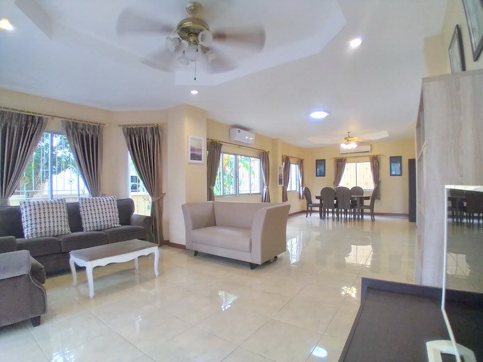 House for rent East Pattaya showing the living and dining areas  