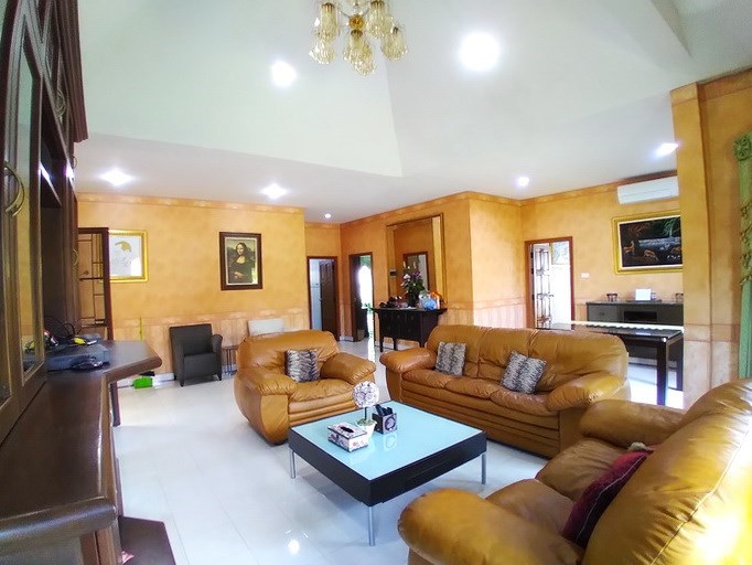 House for rent East Pattaya showing the living and dining areas House for rent East Pattaya showing the living and dining areas