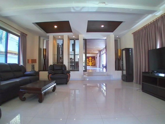 House for rent East Pattaya showing the living area House for rent East Pattaya showing the living area
