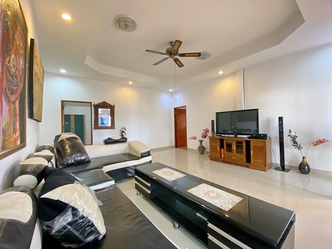 House for rent East Pattaya showing the living area 