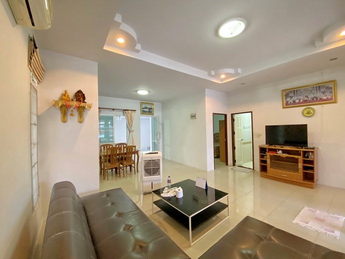 House for rent East Pattaya showing the living area and second bathroom 
