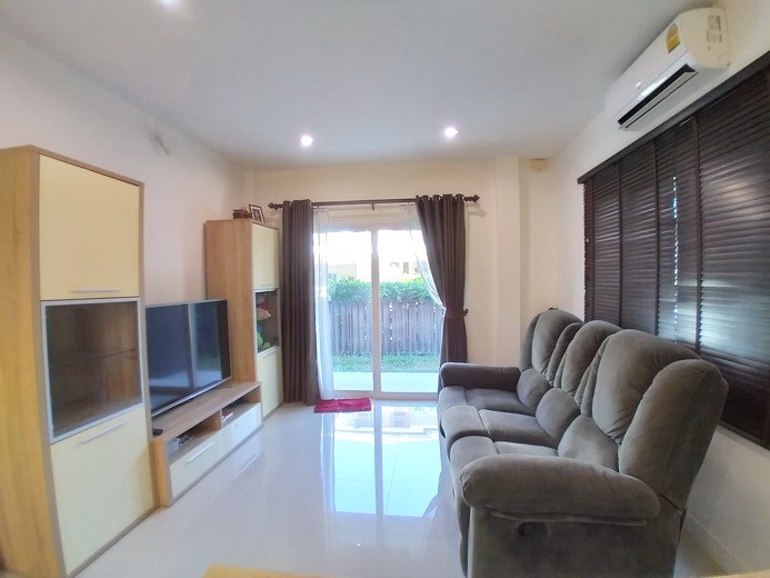 House for rent East Pattaya showing the living area and terrace 