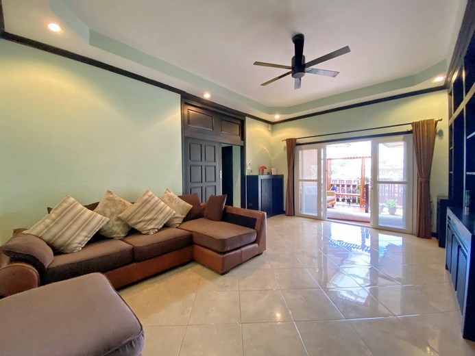 House for rent East Pattaya showing the living area and terrace 