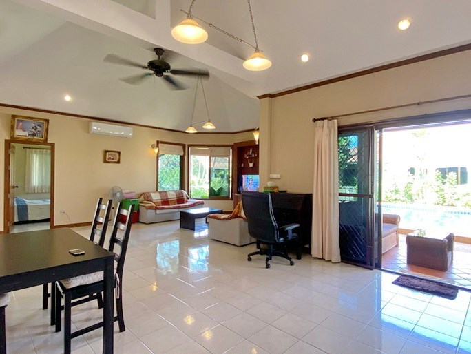 House for rent East Pattaya showing the living area and terrace 