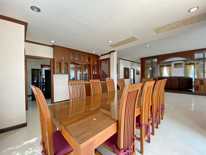 House for rent East Pattaya showing the living, dining and kitchen areas 