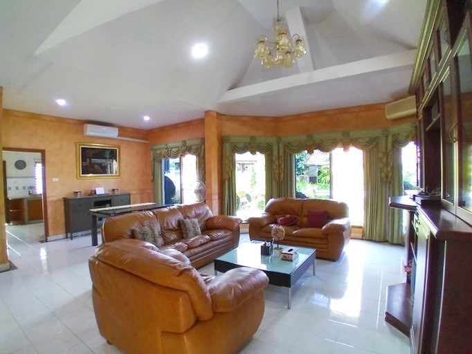 House for rent East Pattaya showing the living, dining and kitchen areas House for rent East Pattaya showing the living, dining and kitchen areas