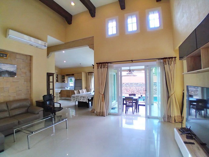 House for rent East Pattaya showing the living, dining and kitchen areas House for rent East Pattaya showing the living, dining and kitchen areas