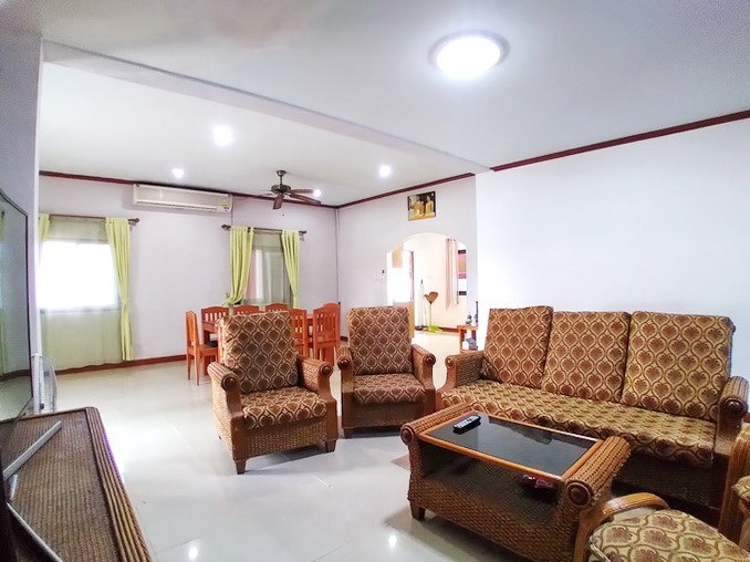 House for rent South Pattaya showing the living, dining and kitchen areas 