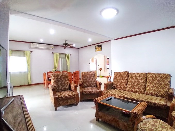House for rent South Pattaya showing the living, dining and kitchen areas House for rent South Pattaya showing the living, dining and kitchen areas