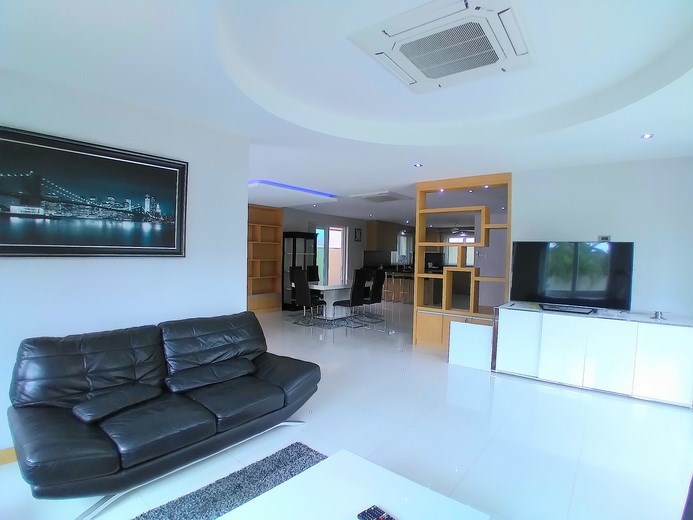 House for rent East Pattaya showing the living, dining and kitchen areas 