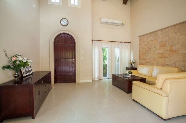 House for sale East Pattaya showing the living room House for sale East Pattaya showing the living room