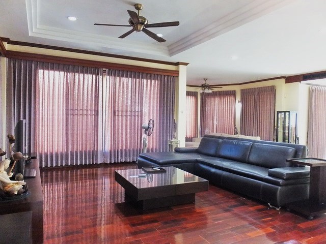 House for rent East Pattaya showing the open plan living areas