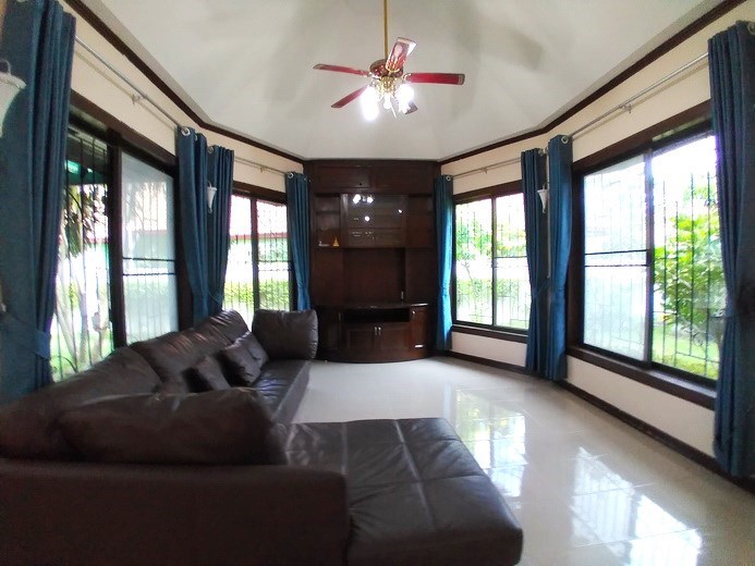 House for rent East Pattaya showing the living room House for rent East Pattaya showing the living room