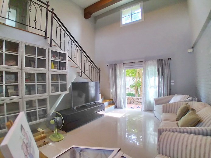 House for rent East Pattaya showing the living room House for rent East Pattaya showing the living room
