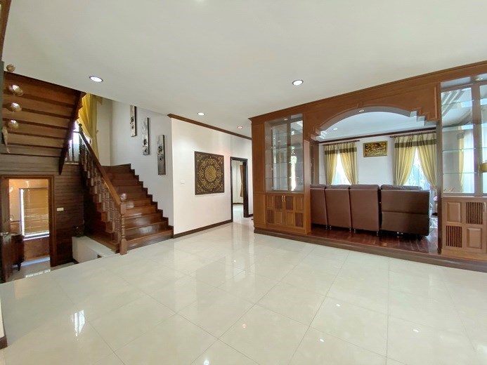 House for rent East Pattaya showing the living room and guest bathroom 