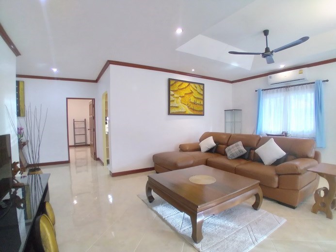 House for rent East Pattaya showing the large living room 