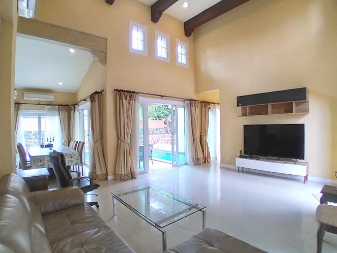 House for rent East Pattaya showing the living room House for rent East Pattaya showing the living room