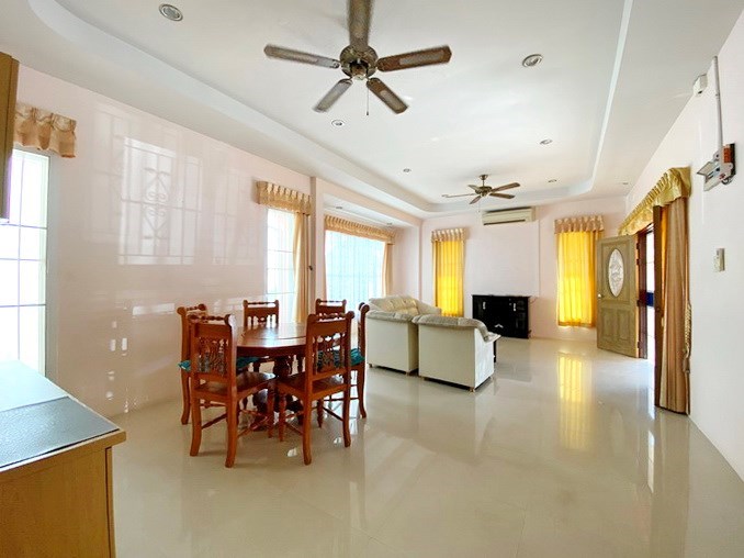 House for rent East Pattaya showing the living room 