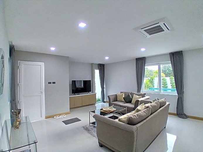 House for rent East Pattaya showing the living room with pool view House for rent East Pattaya showing the living room with pool view