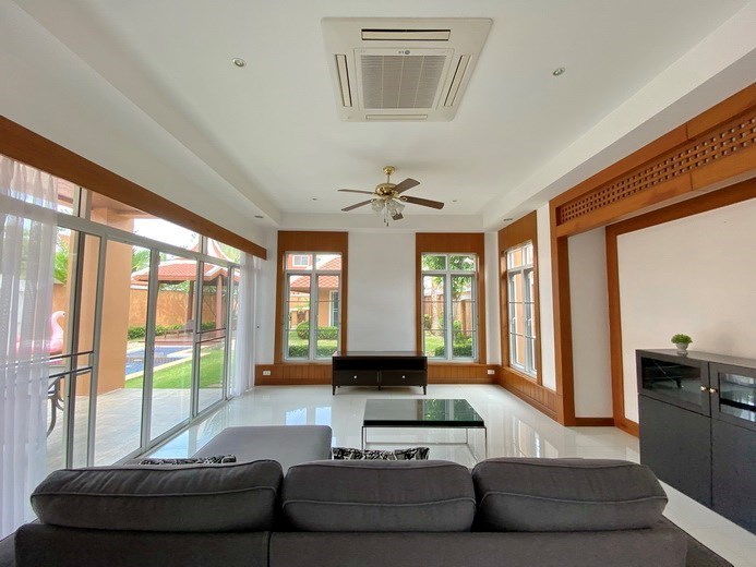 House for rent East Pattaya showing the living room with pool view 