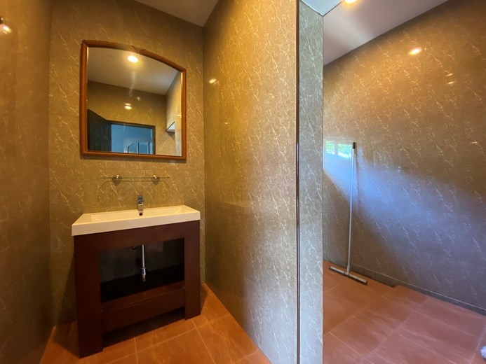 House for rent East Pattaya showing the master bathroom 