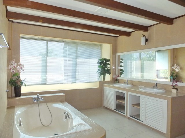 House for rent East Pattaya showing the master bathroom with bathtub 