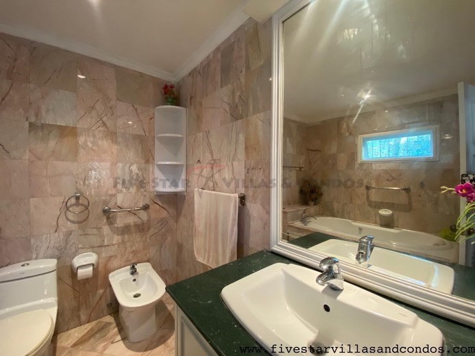 House for rent East Pattaya showing the master bathroom House for rent East Pattaya showing the master bathroom