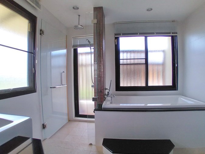 House for rent East Pattaya showing the master bathroom House for rent East Pattaya showing the master bathroom