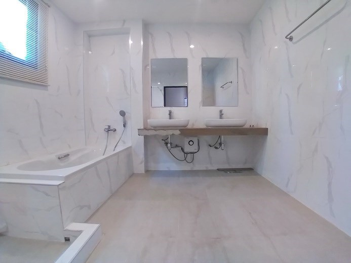 House for rent East Pattaya showing the master bathroom with bathtub