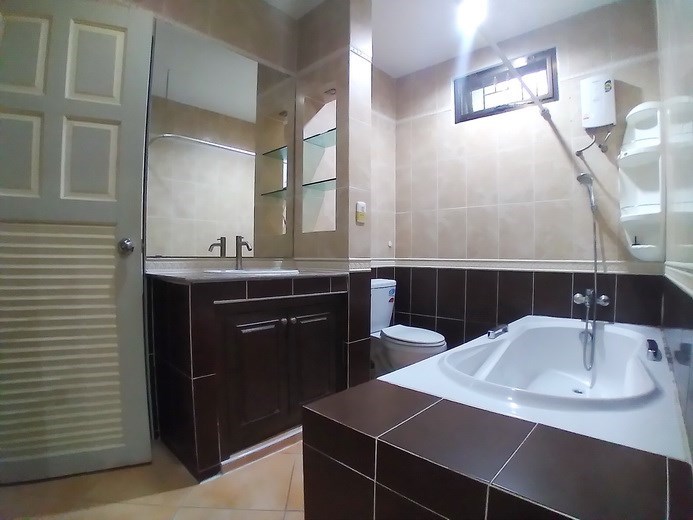 House for rent East Pattaya showing the master bathroom 