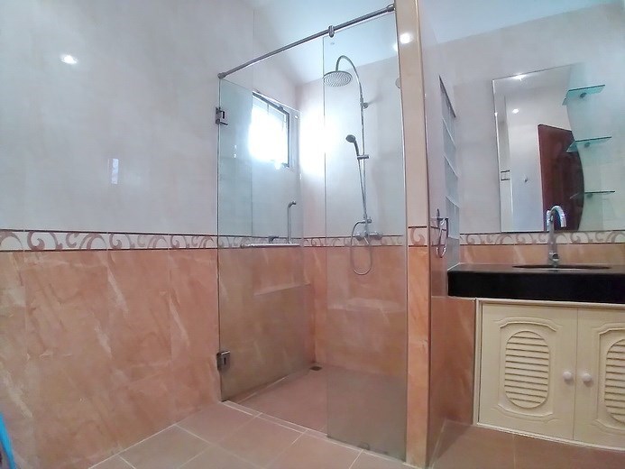 House for rent East Pattaya showing the master bathroom House for rent East Pattaya showing the master bathroom