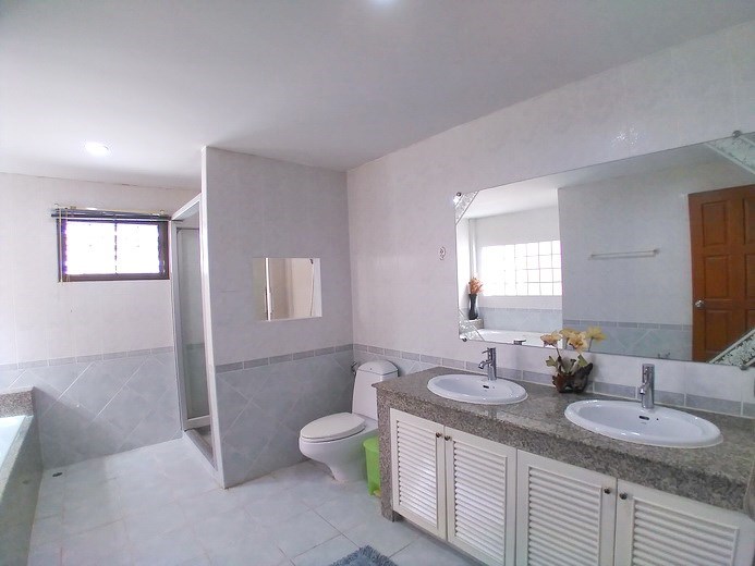 House for rent East Pattaya showing the master bathroom House for rent East Pattaya showing the master bathroom
