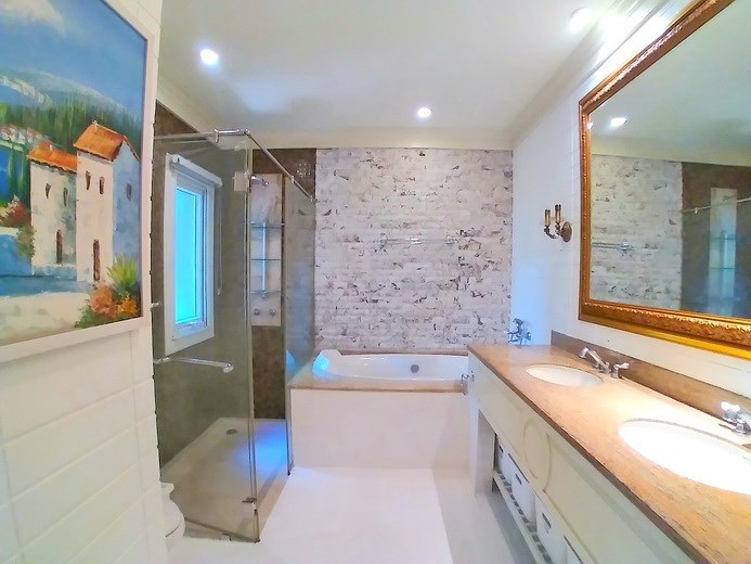 House for rent East Pattaya showing the master bathroom House for rent East Pattaya showing the master bathroom