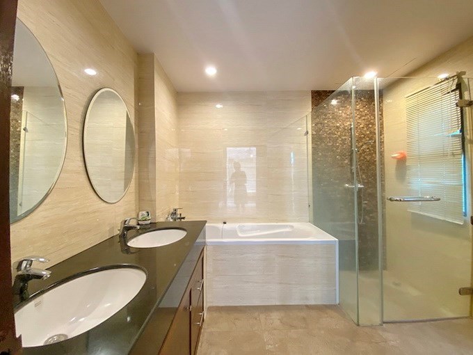 House for rent East Pattaya showing the master bathroom 