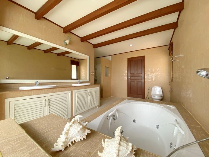 House for rent East Pattaya showing the master bathroom 