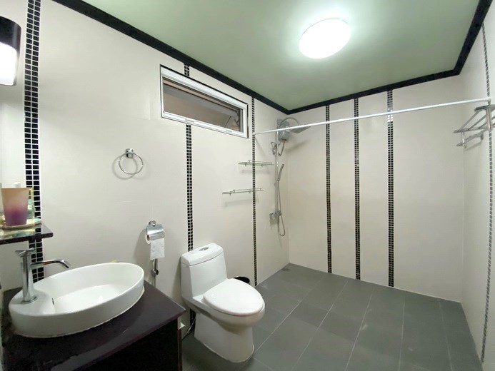 House for rent East Pattaya showing the master bathroom