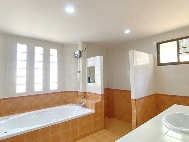 House for rent East Pattaya showing the master bathroom 