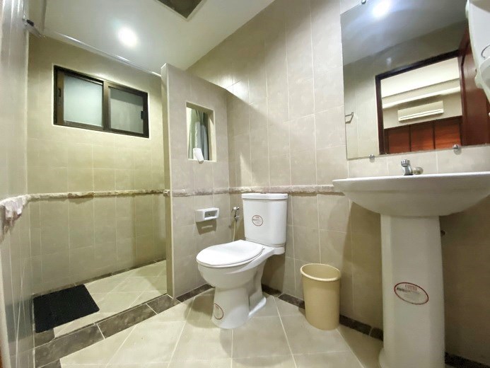 House for rent East Pattaya showing the master bathroom 